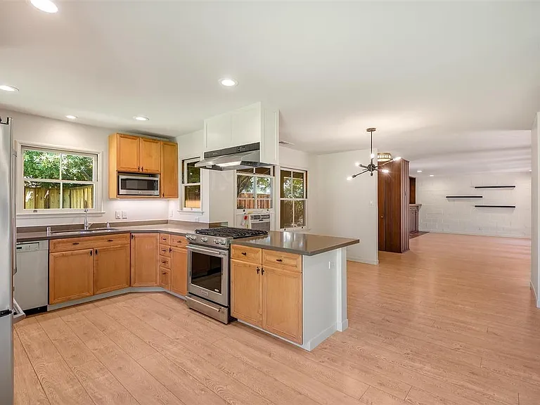 747 Northampton Dr — Photo 11