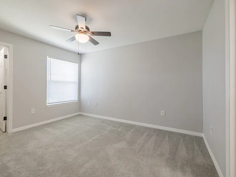 Royal Point Apartments — Photo 25