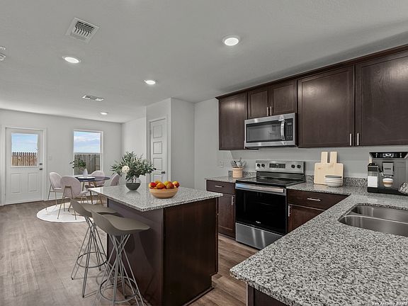 5th image of 104 Country Elm Lane