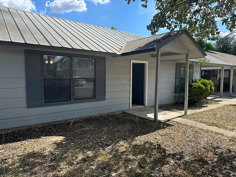 401 Adams Ln — Photo 1
