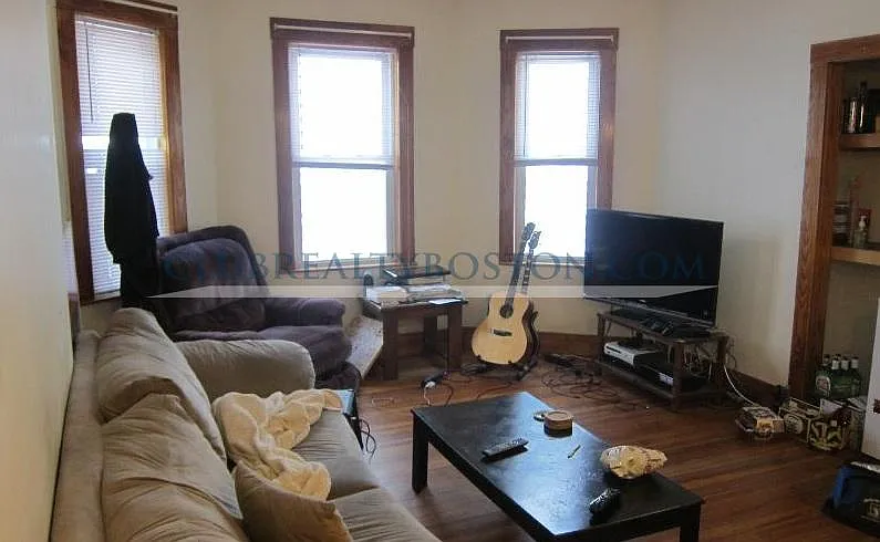 4 bed, 2.0 bath, $4,100 — Photo 2