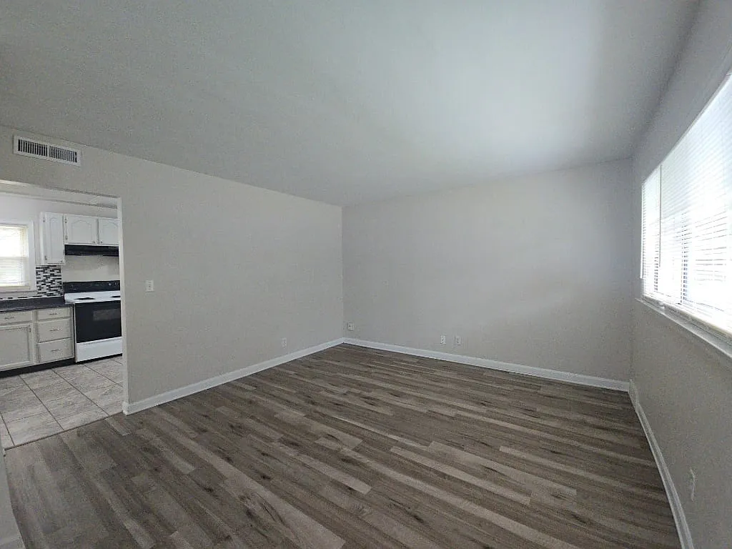1011 Blakley Dr — Photo 3