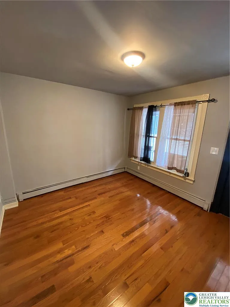 4 bed, 1.0 bath, 1332 sqft, $2,199 — Photo 3