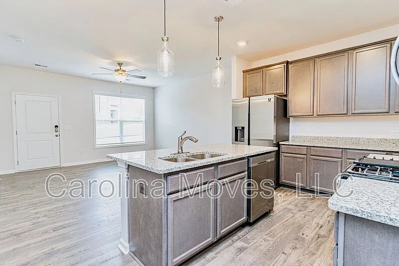 3 bed, 2.5 bath, 1881 sqft, $1,750 — Photo 3