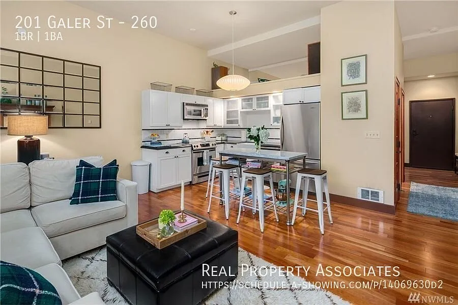 One Bedroom Condo in Old Queen Anne High School — Photo 4
