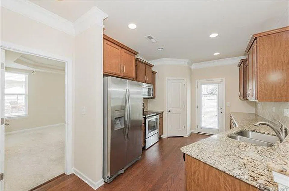 3 bed, 1850 sqft, $2,200 — Photo 2