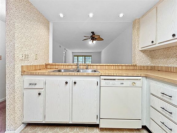 3rd image of 11485 Oakhurst Rd APT A102