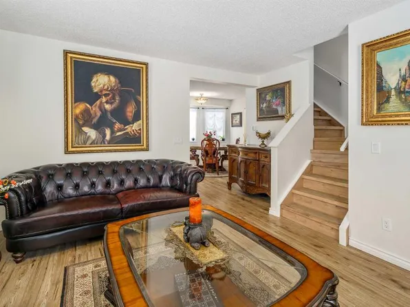 76 E Sunlake Gdns SE, Calgary, AB T2X 3G4
