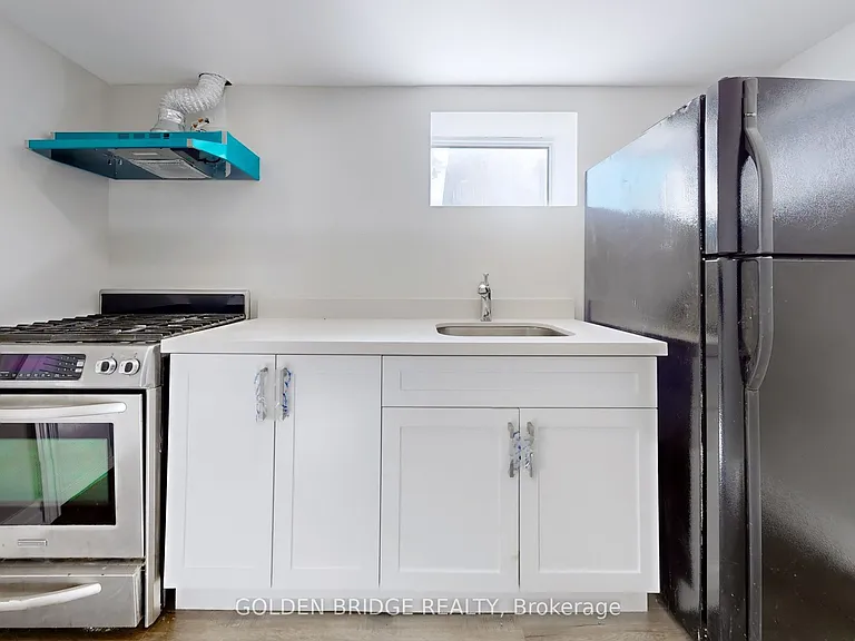 438 Centre St E — Photo 22