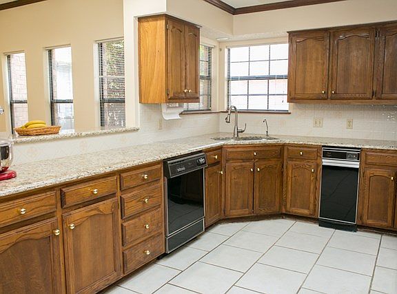 3rd image of 4105 Crestridge Dr