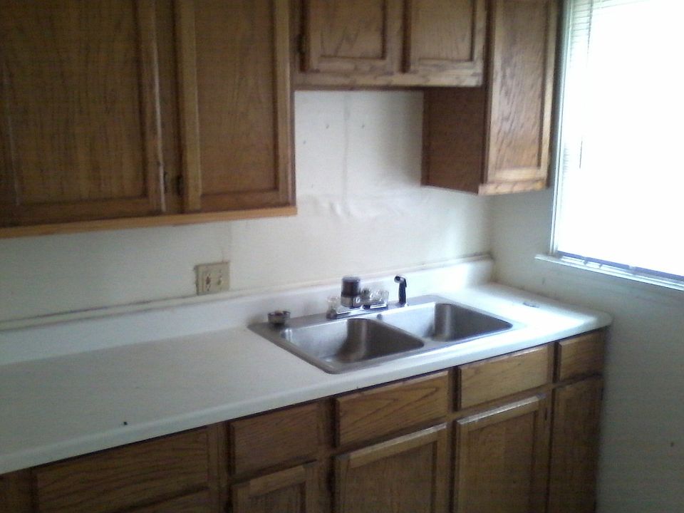 2nd image of 614 Belmont Pl