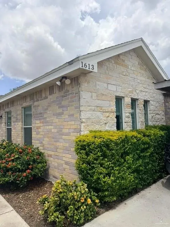 3 bed, 2.0 bath, 1066 sqft, $1,150 — Photo 1