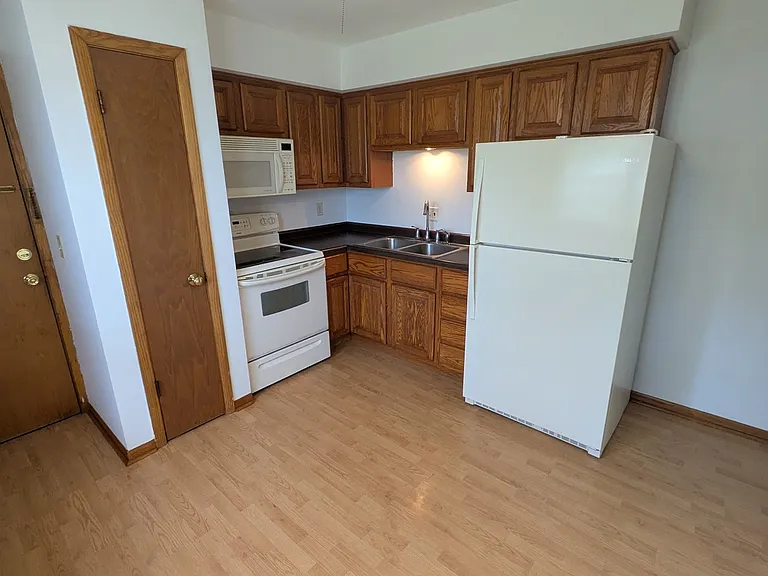 635 N Lake Ave #101 — Photo 2