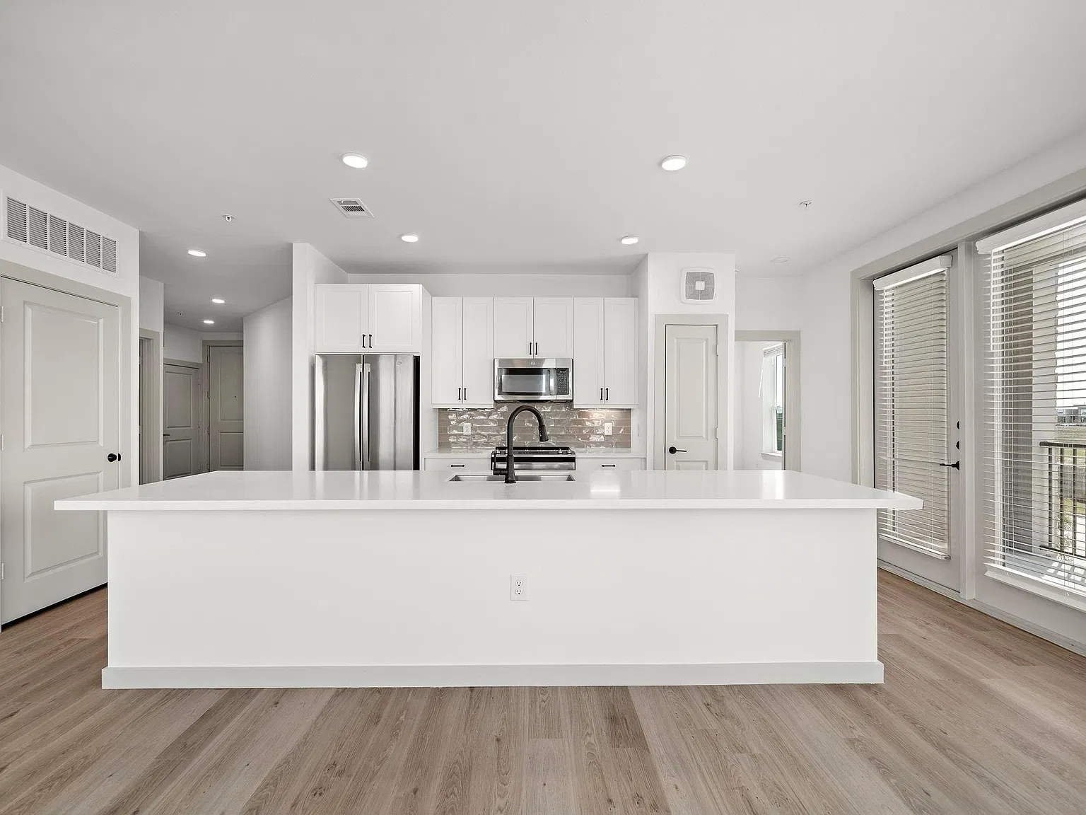 3 bed, 2.0 bath, 1464 sqft, $2,301 — Photo 2