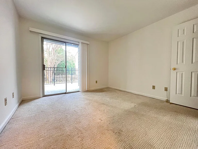 125 Granville Ct — Photo 6