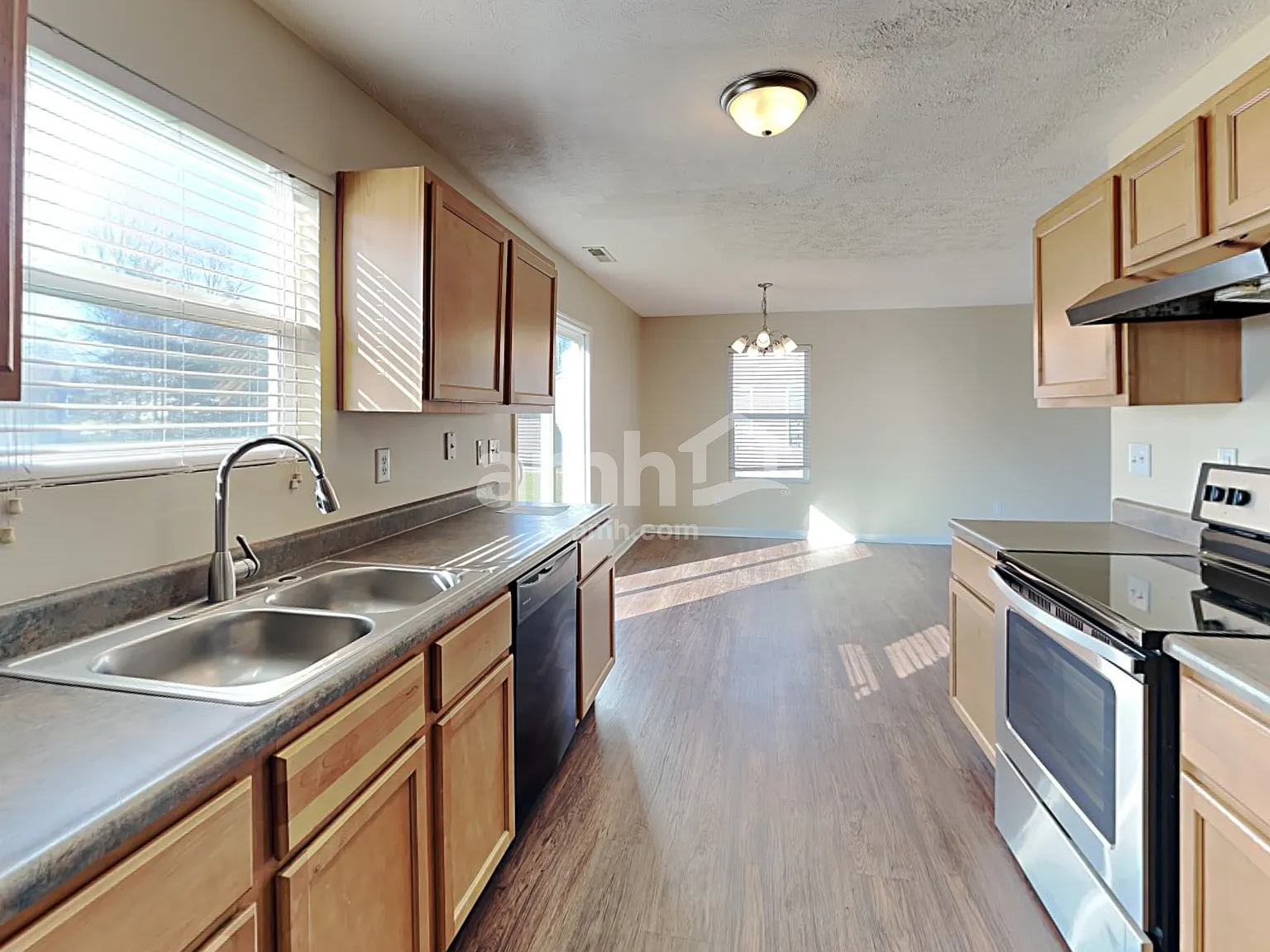 4 bed, 2.5 bath, 1621 sqft, $1,960 — Photo 4