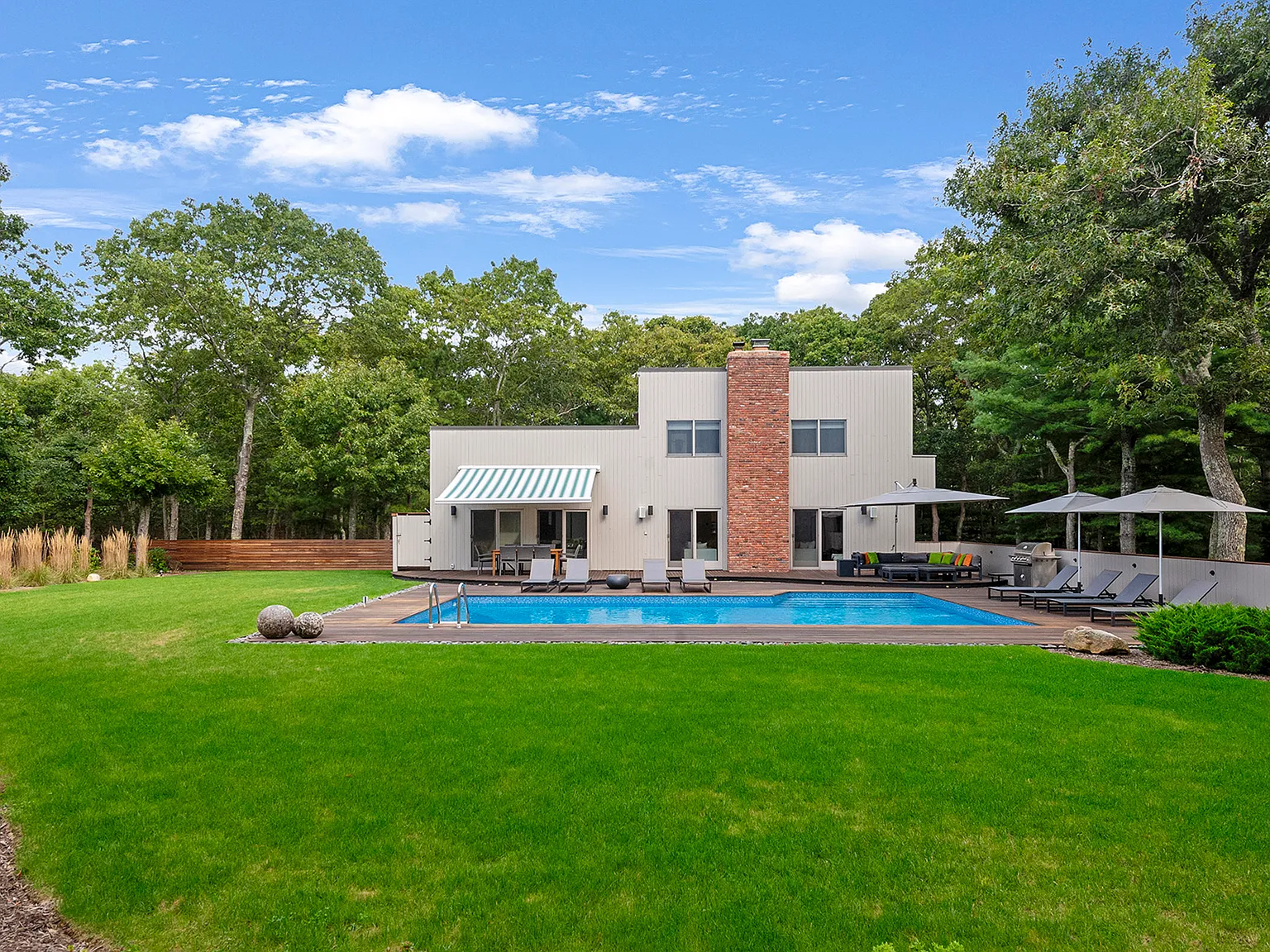 Modern Hamptons Escape in the Northwest Woods — Photo 2