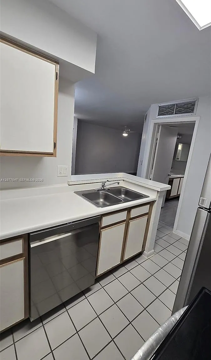 Lakeview Club Condo — Photo 3