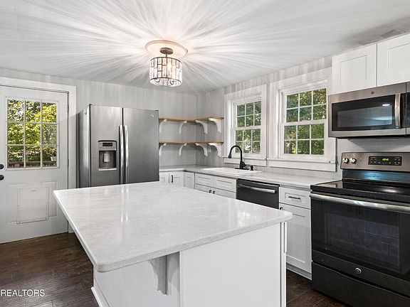3rd image of 3518 Fountain Park Blvd