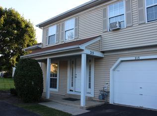 215 Ivy Ct, Streamwood, IL