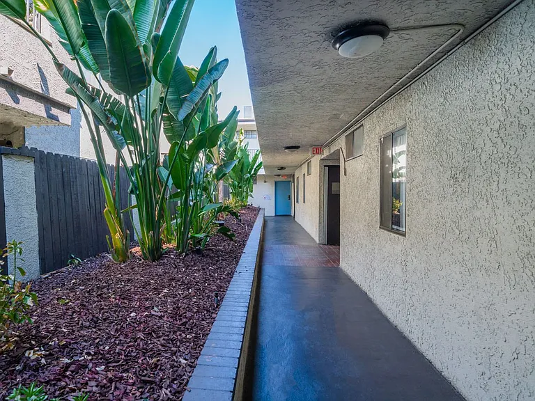 Chateau Woodley Hart Apartments — Photo 10
