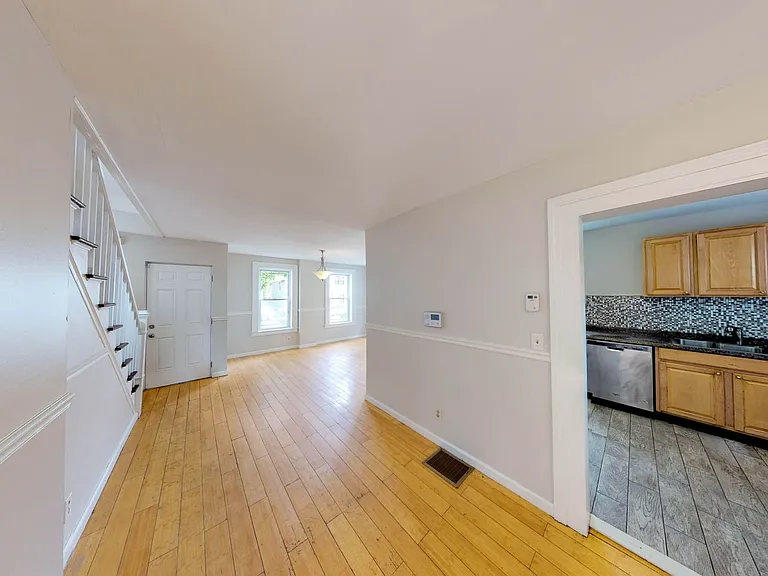 30 Henry St — Photo 8