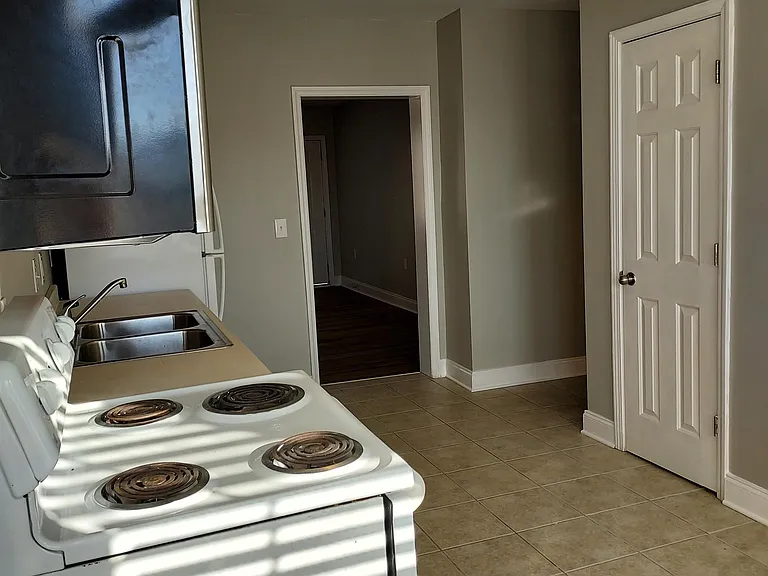 121 Sharpe St — Photo 11
