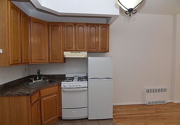 3rd image of 137 E 116th St #C3