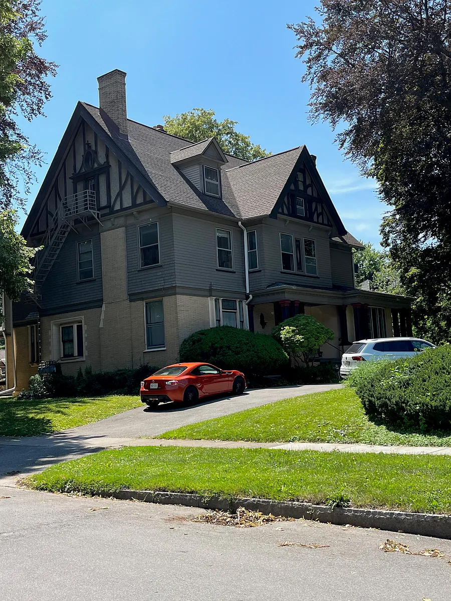 front of house/ Circular drive w/additional parking - 1127 East Ave #6