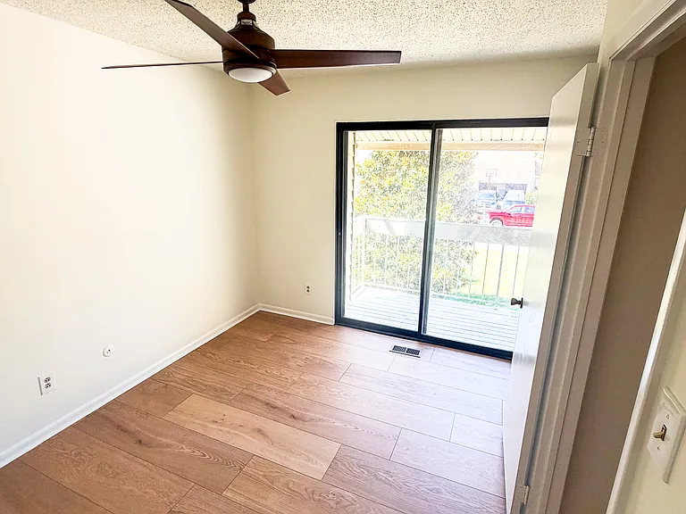 1556 Beachview Dr — Photo 12