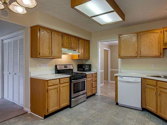 5th image of 2315 Surrey Ln