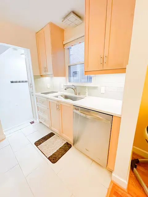 3 bed, 974 sqft, $3,800 — Photo 4