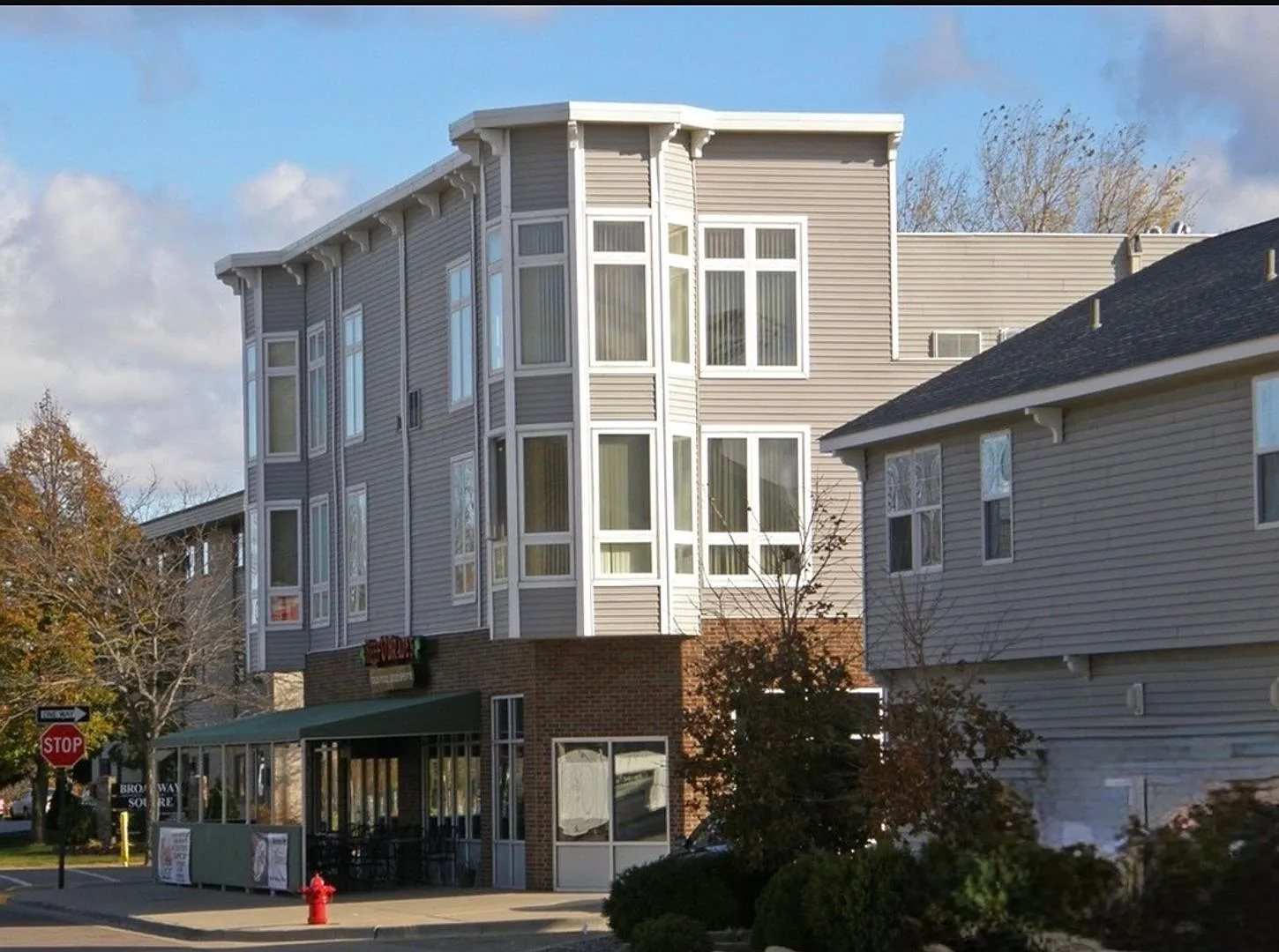 Landmark Square Apartments — Photo 3