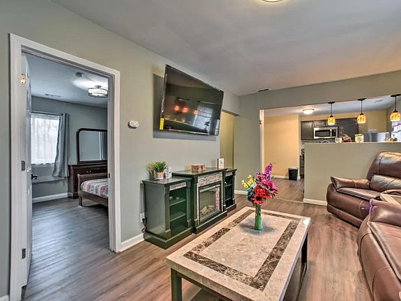 2nd image of 3047 Evaline Ave #B