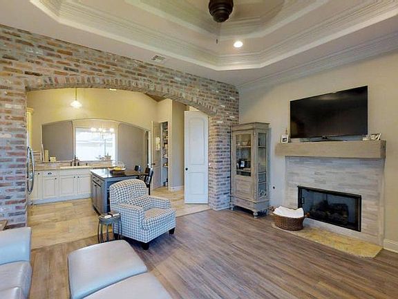 3rd image of 415 Birchview Dr