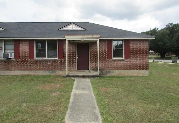 2 bed, 1.0 bath, 822 sqft, $795 — Photo 1