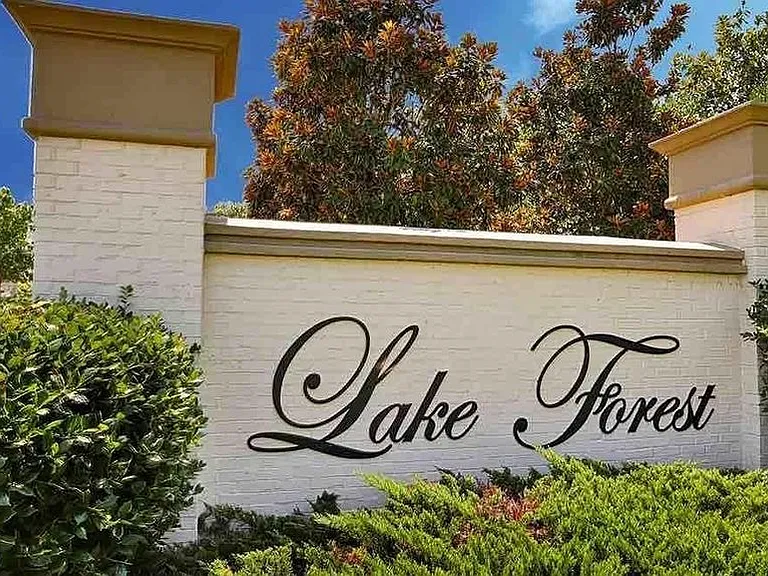 Lake Forest Entrance