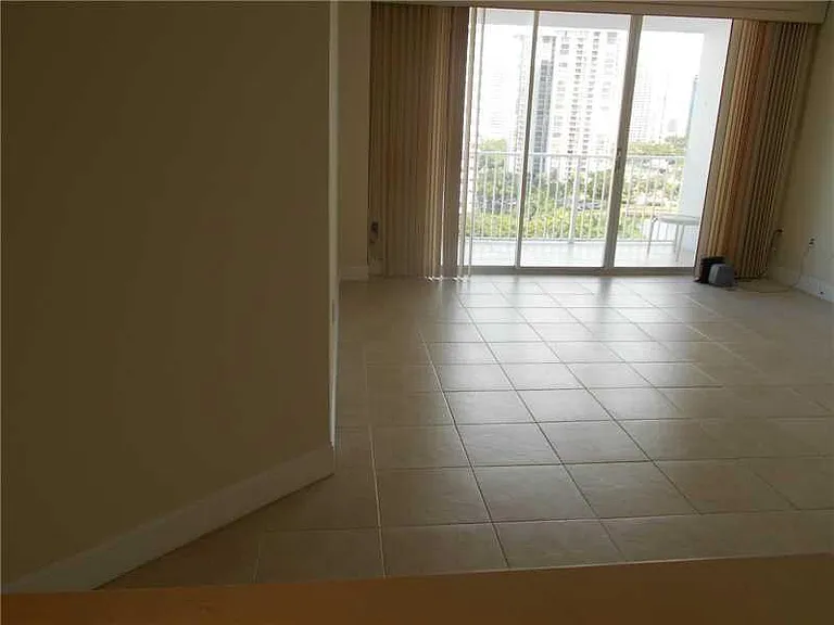 2801 NE 183rd St #1112W — Photo 4