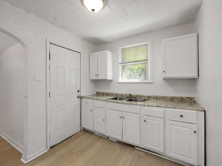 15514 Saint Marys St — Photo 19
