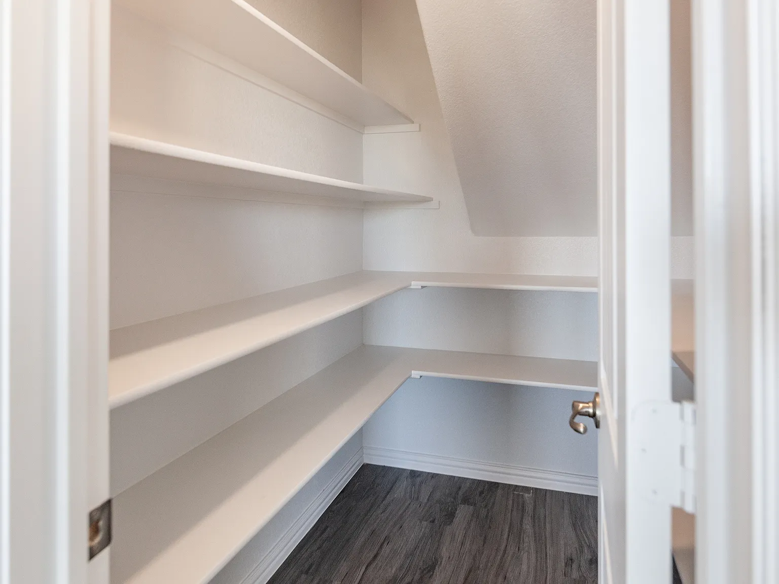 601 Tiffany Ln — Photo 3