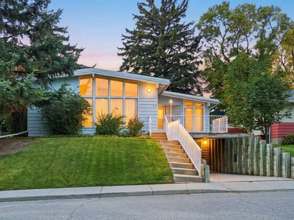 35 NE Cornwallis Dr NW, Calgary, AB T2K 1T6