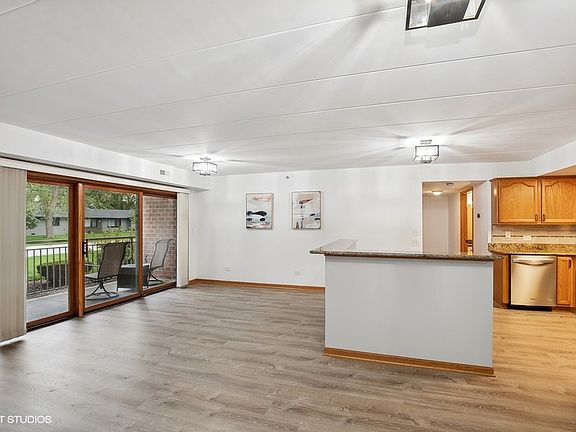 3rd image of 7800 W 89th St APT 101