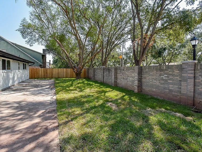 2835 Colony Dr — Photo 31