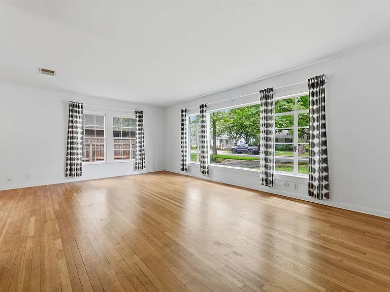 3810 Avenue H — Photo 6