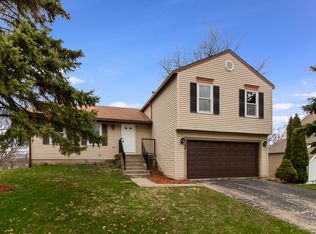 122 Kensington Dr, Streamwood, IL