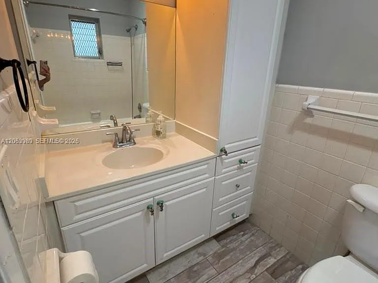 2020 NE 33rd St #2020 — Photo 15