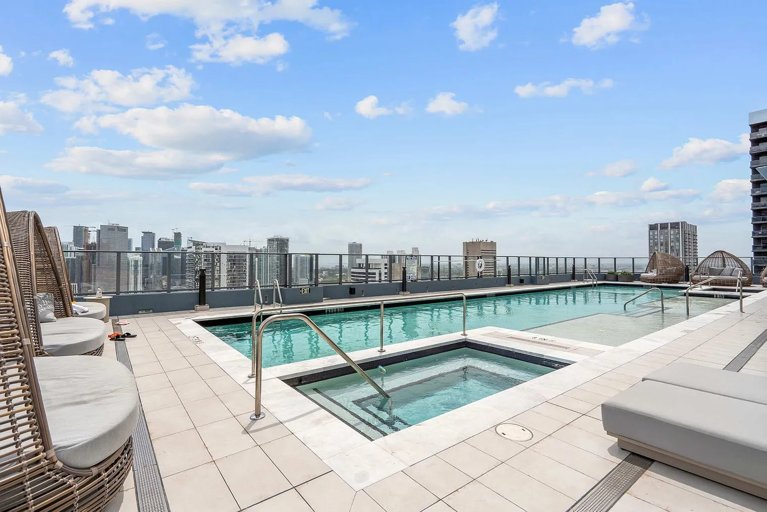 2 bed, 2.0 bath, 592 sqft, $3,378 — Photo 3