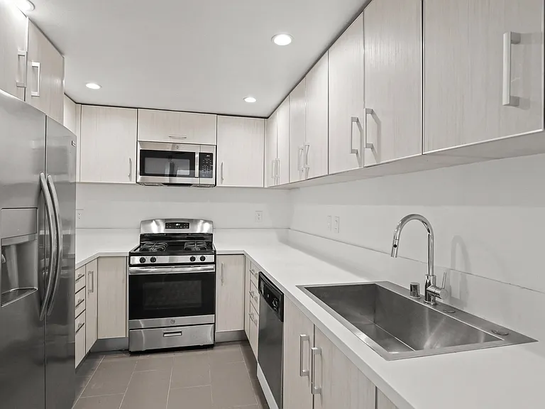 Kitchen with Energy-Efficient Appliances and Lots of Cabinet