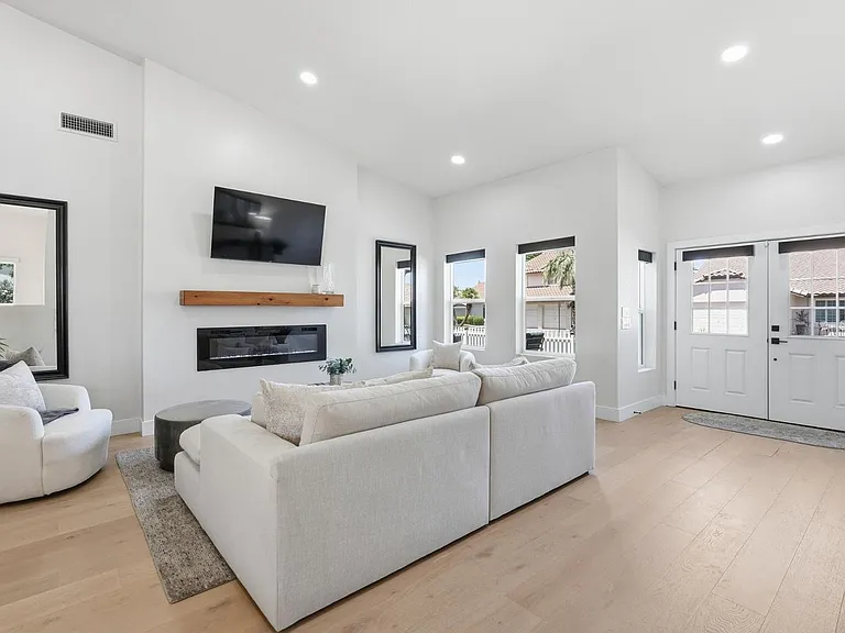 5623 E Claire Dr — Photo 12