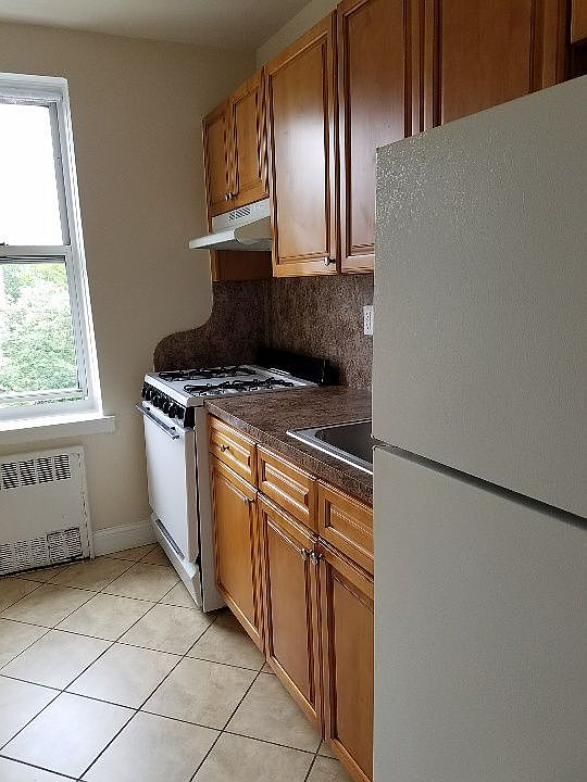 2nd image of 9 Nixon Ct APT 4A
